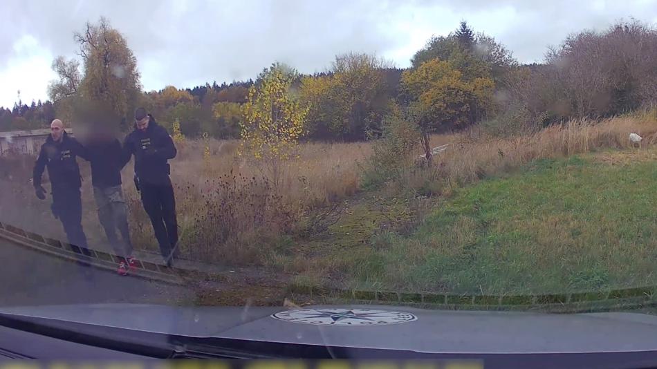 Cizinec s platným zákazem řízení prchal před policisty. Skončil ve vazbě